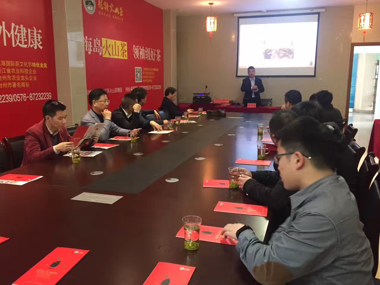 臺(tái)灣香港等地客人參觀訪問(wèn)火山